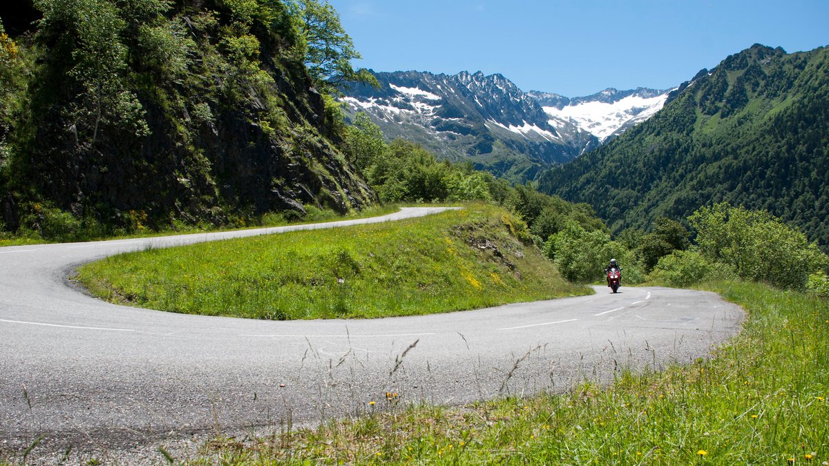 Le GPS guide le camion dans une route en épingle pas du tout adaptée en ...