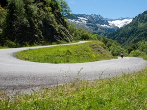 Le GPS guide le camion dans une route en épingle pas du tout adaptée en Lozère : le véhicule accidenté bloque la circulation depuis lundi
