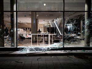 Le champion du jour : après avoir pillé les magasins le 17 octobre, il passe devant le commissariat avec 5 000 euros de vêtements volés dans les bras et se fait arrêter