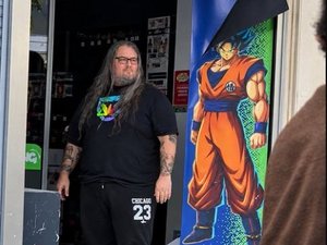 Violences du 17 octobre : l'image du gérant d'un Micromania face aux casseurs devient virale, "Je n'étais pas seul contre tous" corrige le "Goku de Nice"