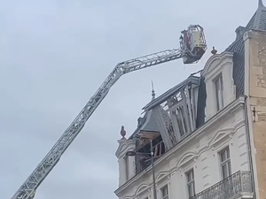 VIDÉOS. Il s'arrête au feu rouge sur un boulevard de cette ville d'Occitanie, le toit d'un immeuble s'écroule devant sa voiture