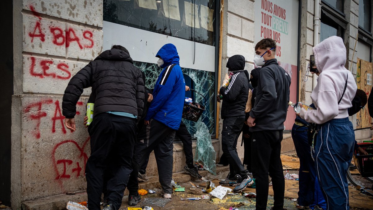 Violences du 17 octobre : des mamans rapportent des objets volés par leurs enfants à un commerçant, "elles m’ont dit qu’elles ne voulaient pas de ça chez elles"
