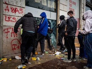 Violences du 17 octobre : des mamans rapportent des objets volés par leurs enfants à un commerçant, "elles m'ont dit qu'elles ne voulaient pas de ça chez elles"