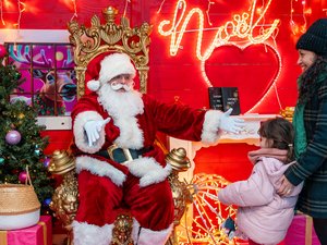 "J'avais envie d'apporter le même bonheur" : à la fois speaker du Raf et père Noël pendant les fêtes, rencontre avec Grégory Ferrovecchio