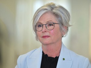 Elle déchargeait le coffre de sa voiture quand elle a été percutée volontairement par un véhicule : une députée de l'Australie se fait amputer des jambes