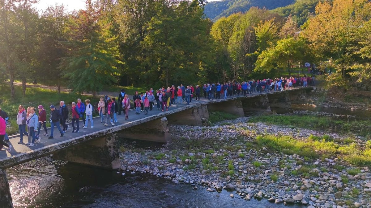 L’image du jour : 400 personnes à la marche des ponts dans cette commune de l’Aveyron pour Geneviève Pasquié, décédée brutalement du cancer
