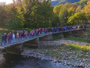 L'image du jour : 400 personnes à la marche des ponts dans cette commune de l'Aveyron pour Geneviève Pasquié, décédée brutalement du cancer