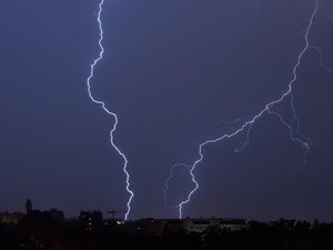Tempête Austen : 15 départements en vigilance orange de la Bretagne à la région parisienne, 53 basculent en jaune dans le reste de la France