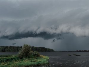 CARTE. Tempête Austen : déjà des rafales à 140 km/h dans la nuit, 8 nouveaux départements placés en vigilance orange, 23 sont désormais concernés