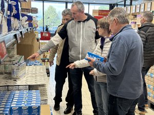 VIDÉO. "Sans un prix du lait qui rémunère, on n'aura plus de producteurs en France" : la FDSEA passe les rayons du Lidl de Luc-la-Primaube au crible pour défendre le juste prix