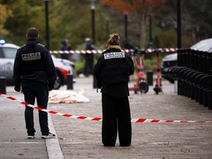Fusillade à Trappes et La Verrière : une enfant de 12 ans gravement blessée par huit balles, "elle est touchée au foie, au rein, aux bras, aux cuisses", dénonce sa maman