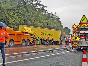 Accident spectaculaire sur l'A75 : un camion termine en portefeuille et à contresens sur les voies, la circulation fermée depuis ce matin en Aveyron