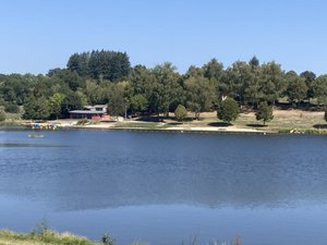 Projet d'extension du camping et de jeux d'eaux autour de ce lac de l'Aveyron : la guerre des tracts est déclarée