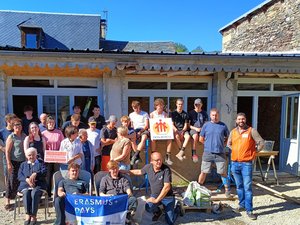 Des élèves qui viennent de toute l'Europe oeuvrent pour restaurer cet ancien lavoir couvert de l'Aveyron