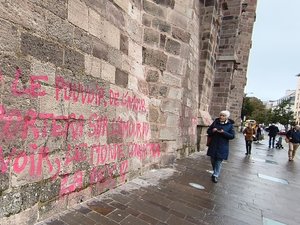 "24/10, acte II, quand l'amour l'emporte" : plusieurs tags découverts ce samedi matin sur la cathédrale de Rodez