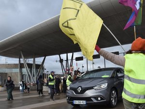 Manifestations du 24 octobre : les Gilets jaunes lancent une opération "péage gratuit" au Viaduc de Millau, sur l'A75