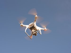 Nuggets, frites, sauce : un détenu se fait livrer par drone un menu McDonald's par la fenêtre de sa cellule