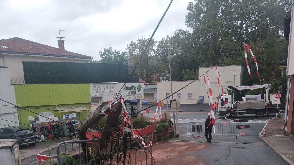 Une conductrice perd le contrôle de son véhicule et provoque la chute de poteaux supportant des lignes téléphoniques, de fibre optique et d'éclairage public