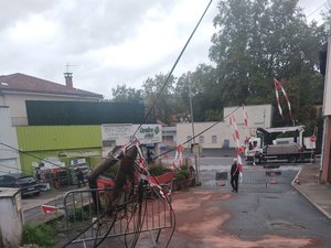 Une conductrice perd le contrôle de son véhicule et provoque la chute de poteaux supportant des lignes téléphoniques, de fibre optique et d'éclairage public