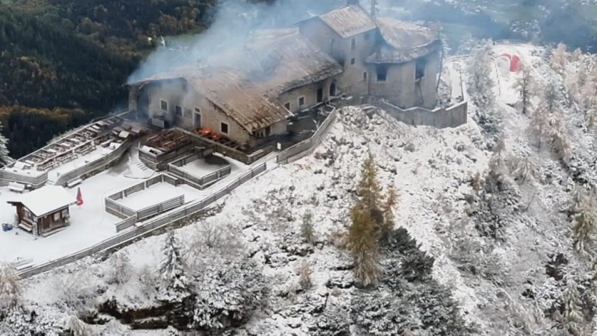 "Il s’agit vraisemblablement d’un incendie volontaire" : ce que l’on sait du feu qui a frappé le "Nid d’Aigle", ancien refuge de montagne d’Adolf Hitler