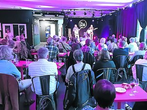 Une salle bondée et conquise : Lili Em était sur la scène du Krill à Onet-le-Château pour un apéro-concert