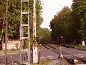 Les roues de son fauteuil roulant se coincent dans les rails quand il traverse le passage à niveau, l'homme meurt percuté par un train