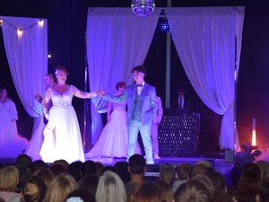 Pole dance, robes de mariée et chorégraphies réunies pour une "Love story" à la salle des fêtes de Rodez