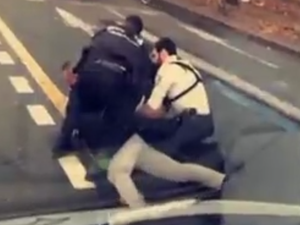 "Je m'étouffe, je m'étouffe" : le procès de trois policiers auteurs de l'interpellation mortelle d'un livreur à scooter s'est ouvert