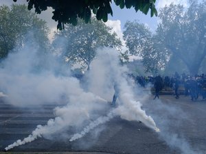 "Je n'ai jamais eu une telle hémorragie" : les gaz lacrymogènes des manifestations déclenchent-ils les règles chez les femmes ?