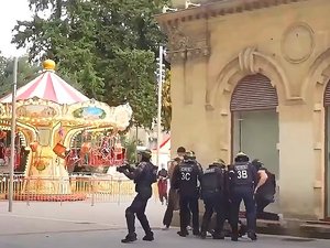 VIDÉOS. Mobilisation du 24 octobre : des groupuscules d'extrême de connivence avec les forces de l'ordre pour frapper les manifestants ?