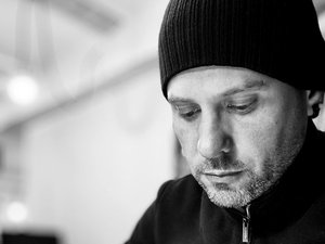 "Chaque ombre est travaillée à l'Sil" : à Rodez, Mathieu Rouquié met sa précision du dessin au service des voitures d'exception