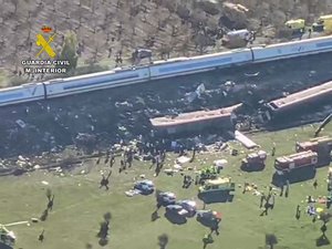 "Une terrible tragédie" : le bilan passe à au moins 64 morts dans cette nouvelle collision de trains en Espagne, et les recherches sont toujours en cours