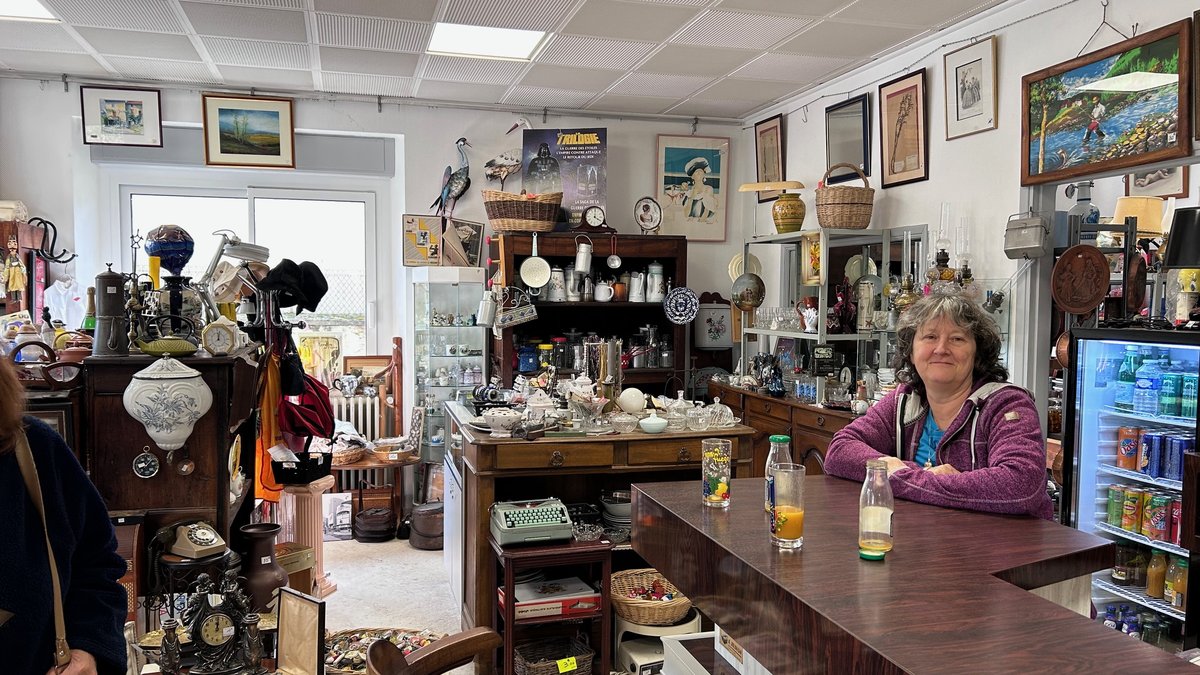 Saint-Jean-Delnous. Au café-brocante, Tom et Lili passent aux horaires ...