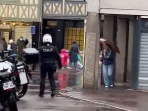 VIDEO. Manifestations du 24 octobre : la grenade lacrymogène de la police explose dans les pieds d'un enfant de 5 ans qui rentrait d'une balade avec sa mère, le maire saisit la justice