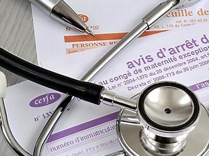 "Mettre fin aux pratiques détournant le sens de l'arrêt" maladie et trouver un milliard d'euros d'économies : début des négociations ce jeudi pour trouver des réformes