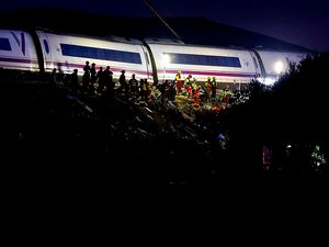 "Nous ne pouvons dire avec certitude qu'il n'y a plus de victimes" : le macabre travail de déblaiement `se poursuit, les polémiques reprennent en Espagne après la collision de deux trains qui a fait au moins 68 morts