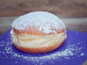 Il tue son cousin handicapé en l'étouffant avec un beignet à la crème : l'improbable meurtre prémédité par un homme de 76 ans dans une maison de retraite