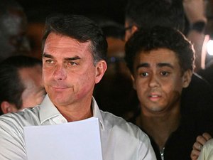 150 000 dollars versés d'une banque américaine vers une banque argentine : comment Flavio Bolsonaro a-t-il fui le Brésil pour la Floride ?