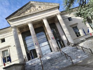 Violences du 17 octobre envers les forces de l'ordre à Onet-le-Château : "Il n'y aura pas de seconde chance", six mois de prison avec sursis et 105 heures de travail d'intérêt général pour le prévenu de 18 ans