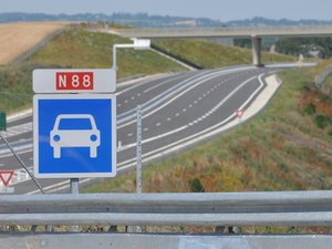 Une femme atteinte de la maladie d'Alzheimer marchait le long de la RN88 : les policiers interviennent à temps avant un drame