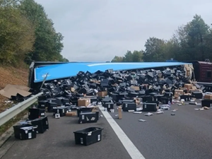 Le camion se couche et déverse des centaines de colis Amazon sur l'autoroute, fermée plusieurs heures le temps de tout ramasser