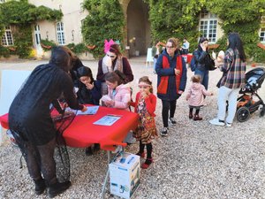 Au haras de Rodez, pour Halloween, la foule a joué à se faire peur, avant la nuit dans la salle... défaite